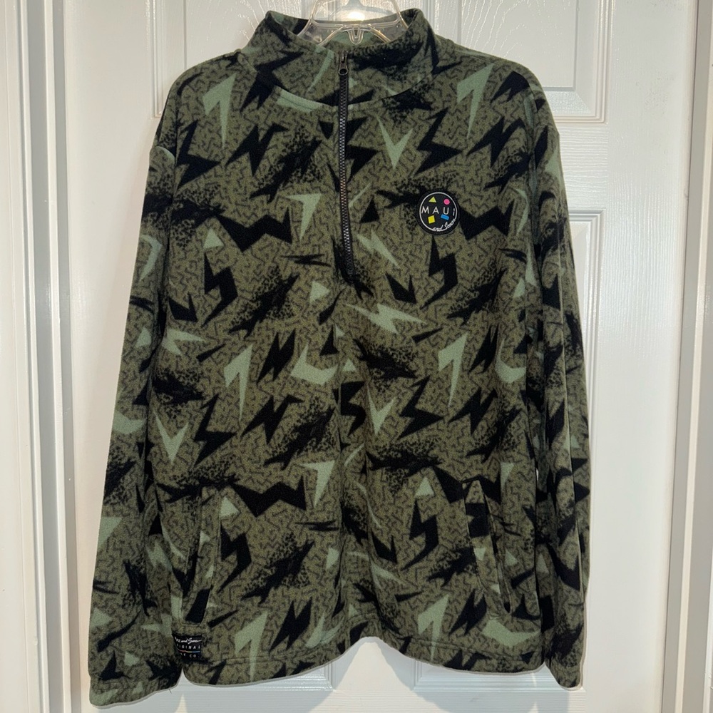 Maui and Sons Green and Black Patterned Pullover. Size L